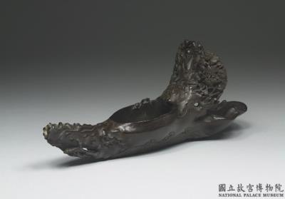 图片[2]-Carved rhinoceros horn cup in the shape of a raft carrying figures, Qing dynasty (1644-1911)-China Archive